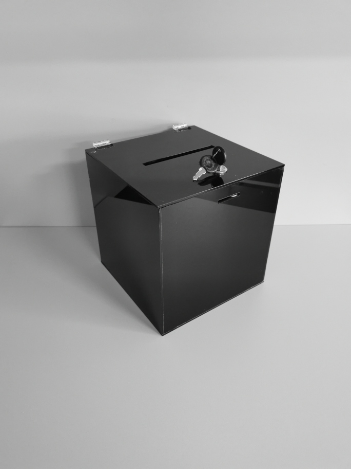 Kutija od crnog pleksiglasa s bravicom i ključem.